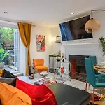 Funky Trendy 3 Bed 3 Bath With Patio In Dalston