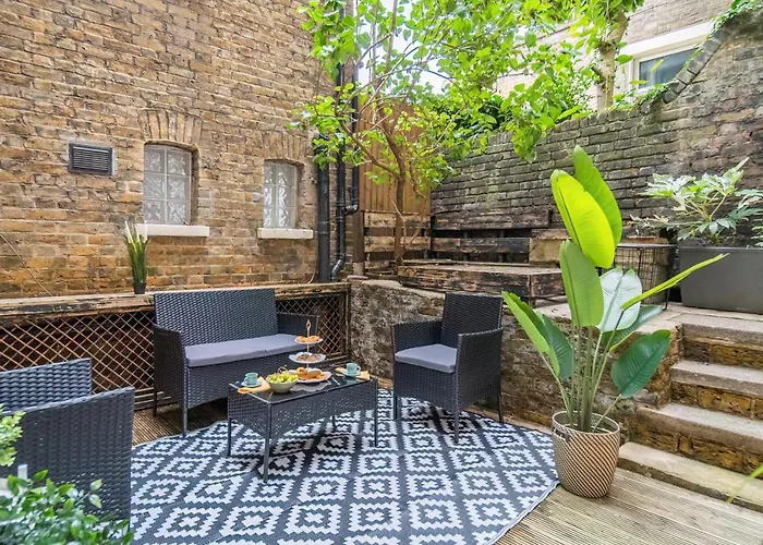 Funky Trendy 3 Bed 3 Bath With Patio In Dalston